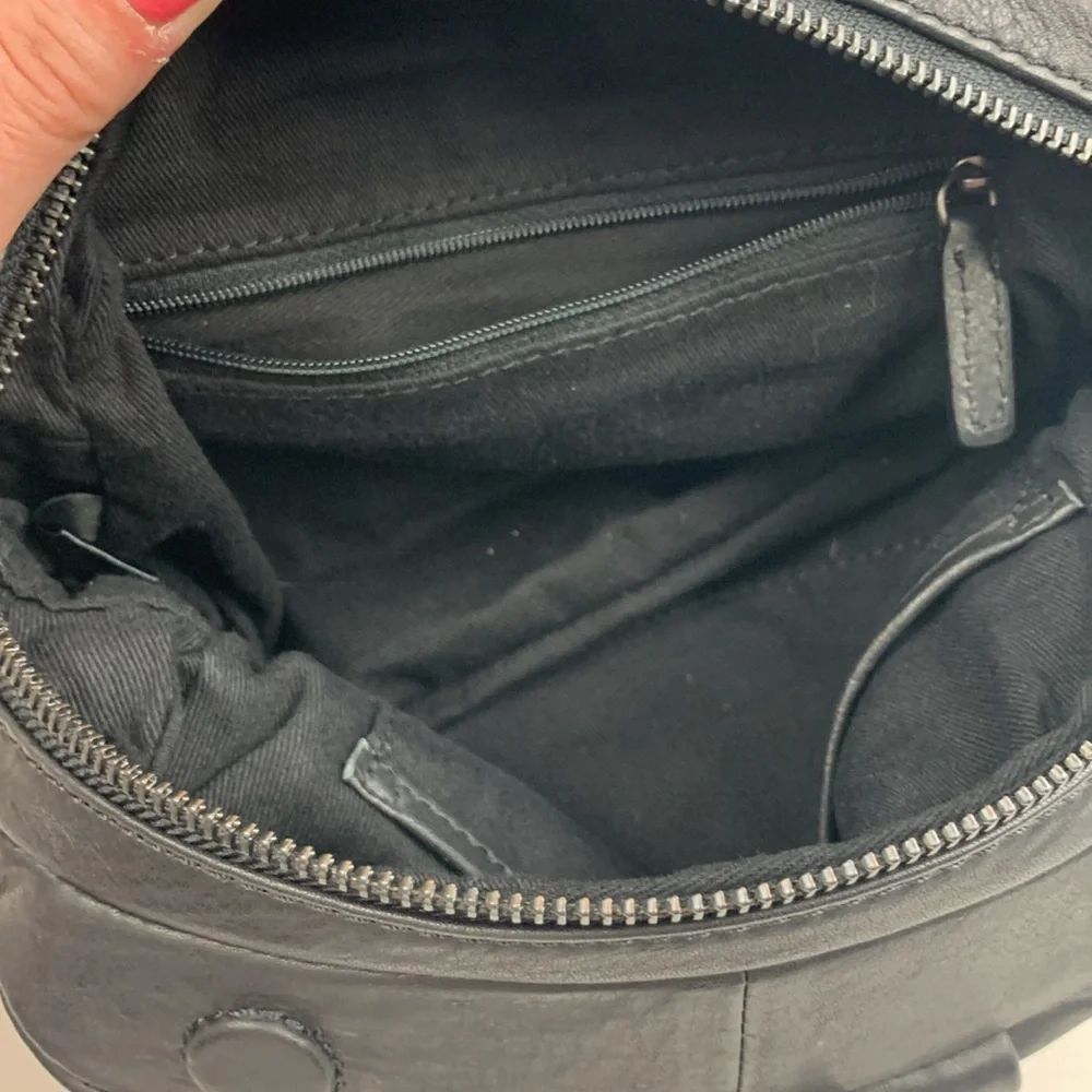 Vintage Leather Shoulder Crossbody bag Black Lined Pockets Zip Magnetic closure